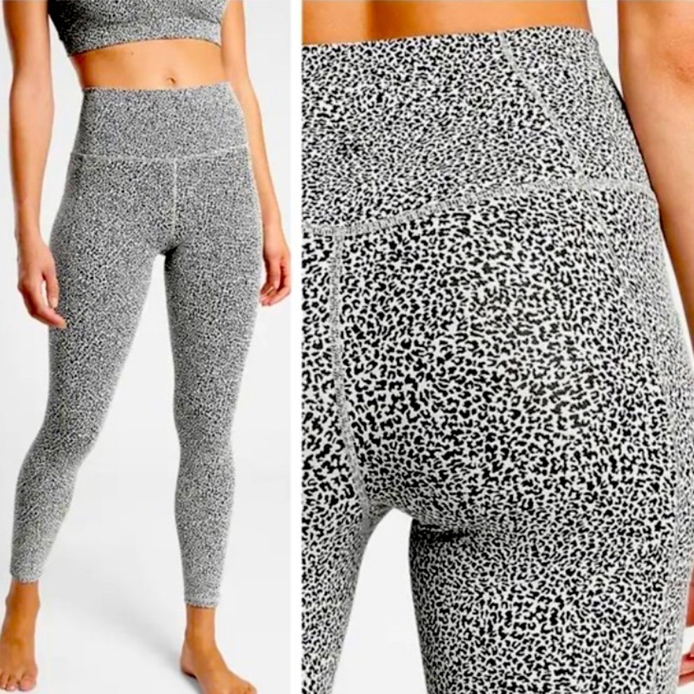 Athleta Salutation Stash Black White Leopard Textured Pocket 7/8 Tights